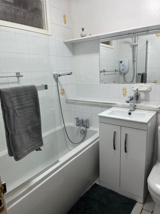 London 1 Bed Cosy House Apartment Norwood Exterior photo